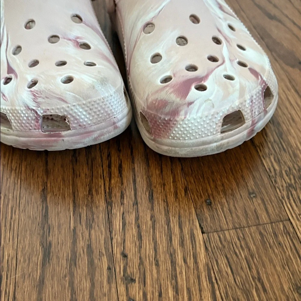 Crocs classic marbled clog in Quartz / Multi